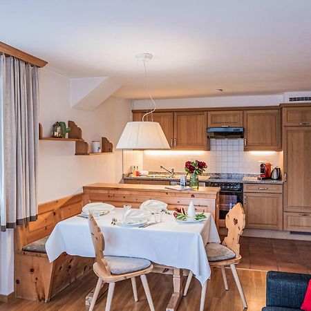 Apartment Chesa Vadret Surlej Bagian luar foto