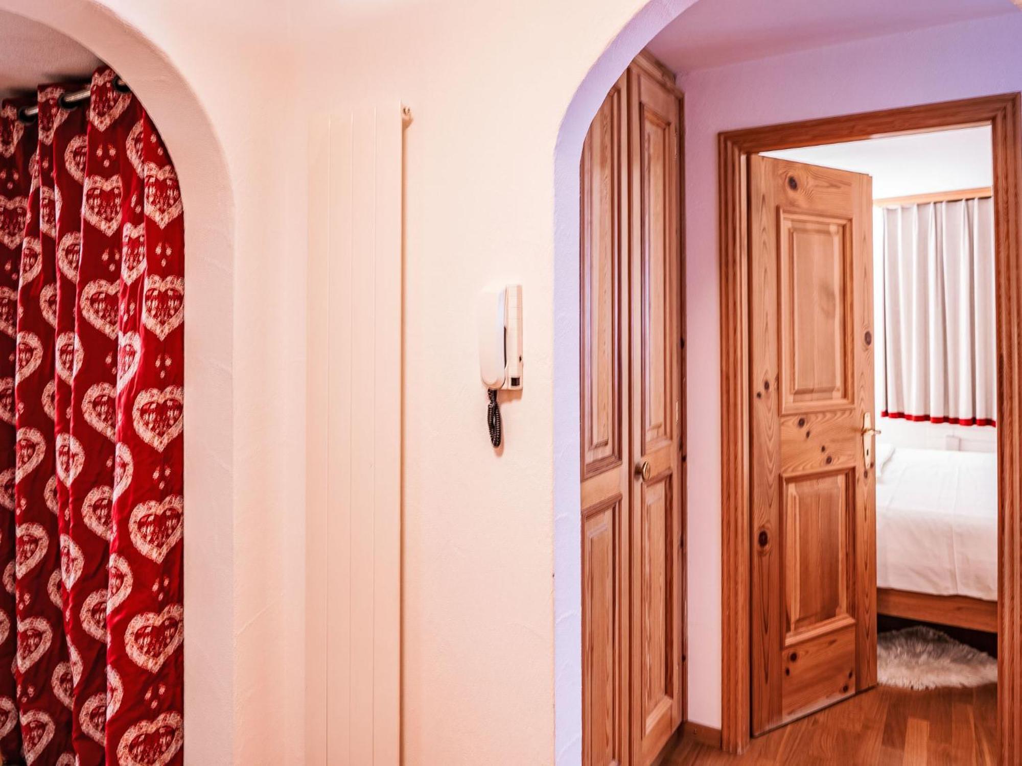 Apartment Chesa Vadret Surlej Bagian luar foto